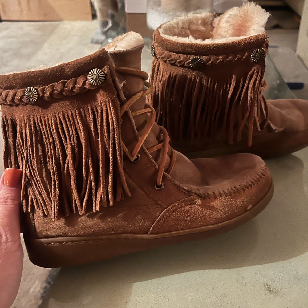 Minnetonka - Camel fringe Ankle Boots - inside lined w/ fur. Size 7 - Picture 2 of 7